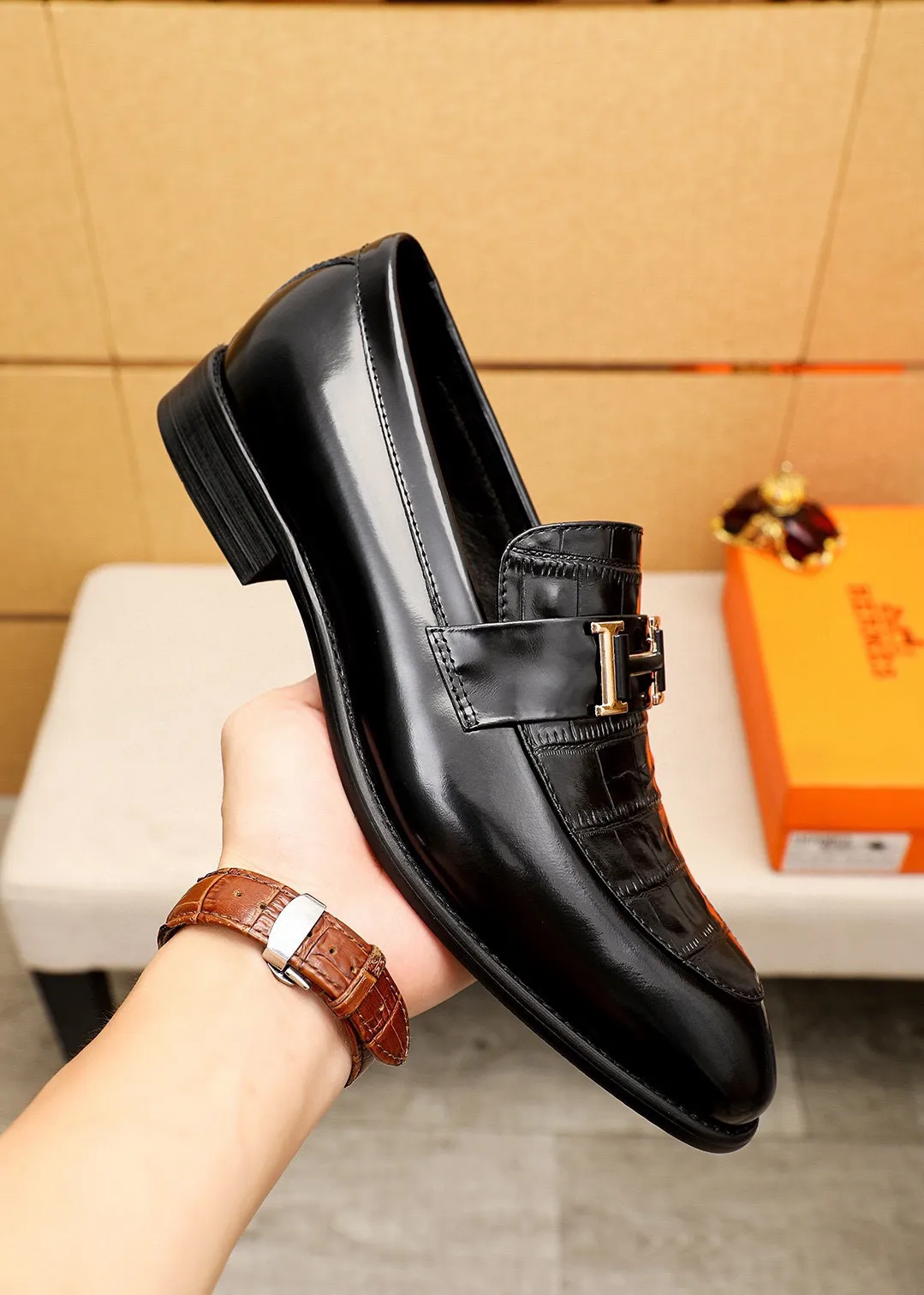 Men's shoes 💰480 💐 Product trademark: HERMES "Hermès" casual leather shoes Regular size: 39-44 (38.45.46🉑️Customized) Product materials: Selected imported first-layer calfskin embossed upper + classic hardware buckle, imported water-dyed cowhide lining. Strong three-dimensional visual effect, combined outsole Color: 2⃣️colors available